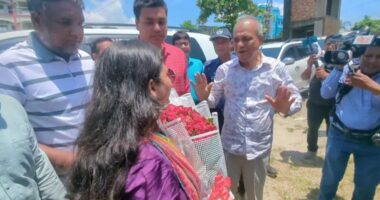 ‘আমি ফুল নেই না’, ইউএনওর ফুল নিতে অস্বীকৃতি জানালেন স্বরাষ্ট্র উপদেষ্টা