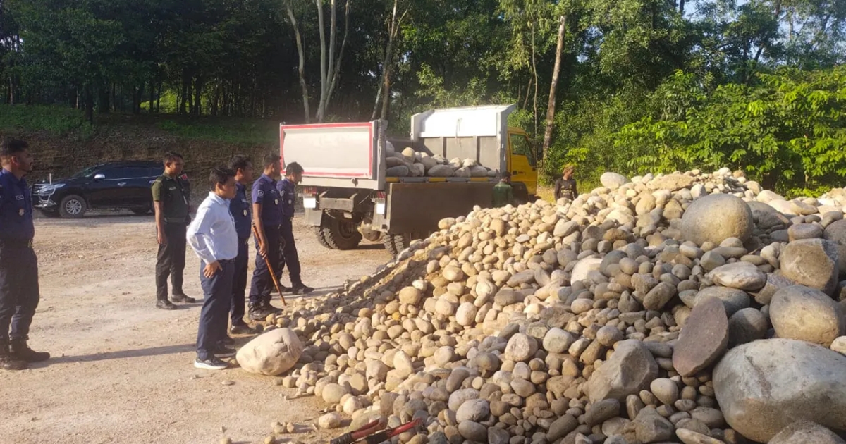 লুকিয়ে রাখা আরও ৫ হাজার ঘনফুট সাদা পাথর উদ্ধার