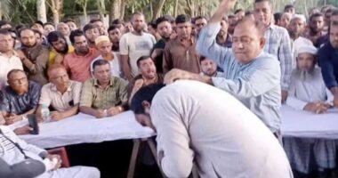 বরগুনা কৃষকদল নেতাকে প্রকাশ্যে বেত্রাঘাত