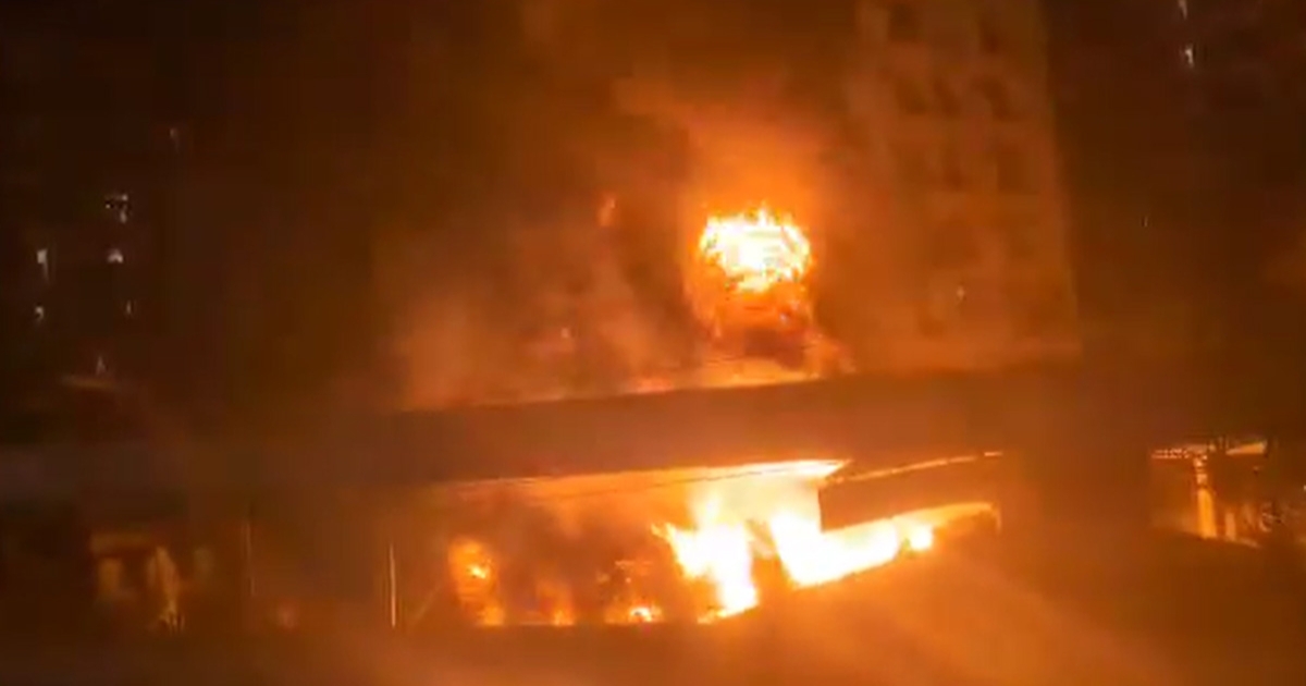 রাজধানীর মহাখালী এলাকায় যমুনা প্রেট্রোল পাম্পে আগুন