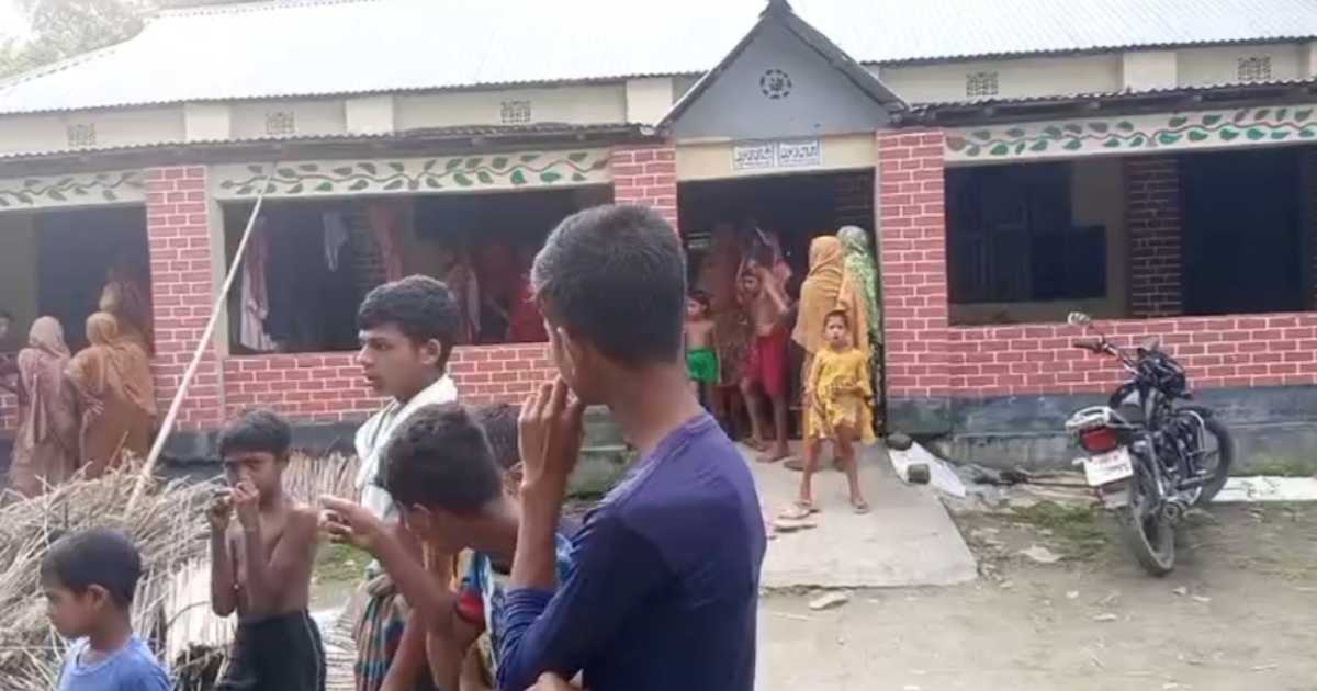 বগুড়ায় বিএনপি নেতার বাড়িতে প্রবাসীর স্ত্রীর বিয়ের দাবিতে অনশন