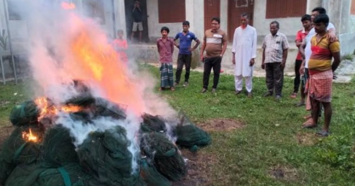 টুঙ্গিপাড়ায় অবৈধ চায়না দুয়ারী জাল ধ্বংস