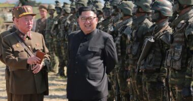 রাশিয়ার হয়ে যুদ্ধ করা উত্তর কোরীয় সেনাদের ‘বীর’ আখ্যা দিলেন কিম