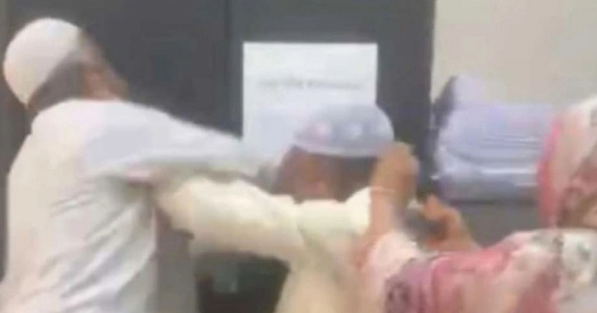 ঘুষের পাঁচ হাজার টাকা নিয়ে পৌরসভার ভেতরে দুই কর্মকর্তার মারামারি