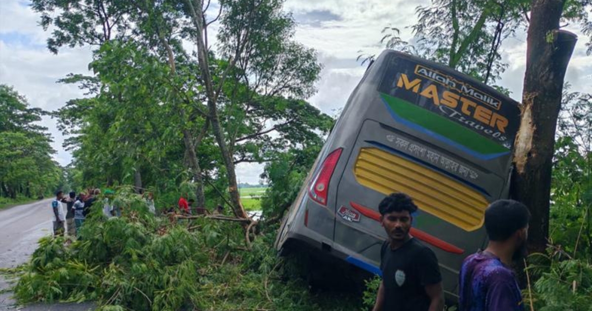 গোপালগঞ্জে যাত্রীবাহী বাস খাদে পড়ে আহত ২০