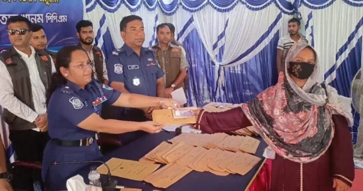 মেহেরপুরে হারানো টাকা-মোবাইল ফোন ফেরত পেলেন মালিকরা