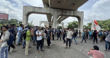 তিন দফা দাবিতে শেকৃবি শিক্ষার্থীদের আগারগাঁও অবরোধ, যান চলাচল বন্ধ
