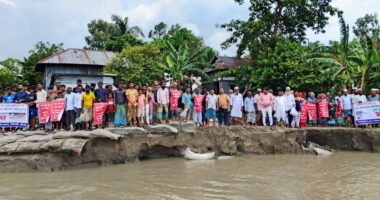 টঙ্গীবাড়ীতে নদীভাঙন রোধে স্থায়ী বেড়িবাঁধের দাবিতে মানববন্ধন