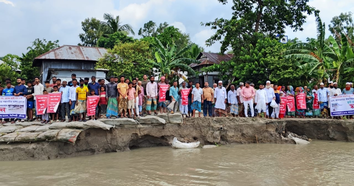টঙ্গীবাড়ীতে নদীভাঙন রোধে স্থায়ী বেড়িবাঁধের দাবিতে মানববন্ধন