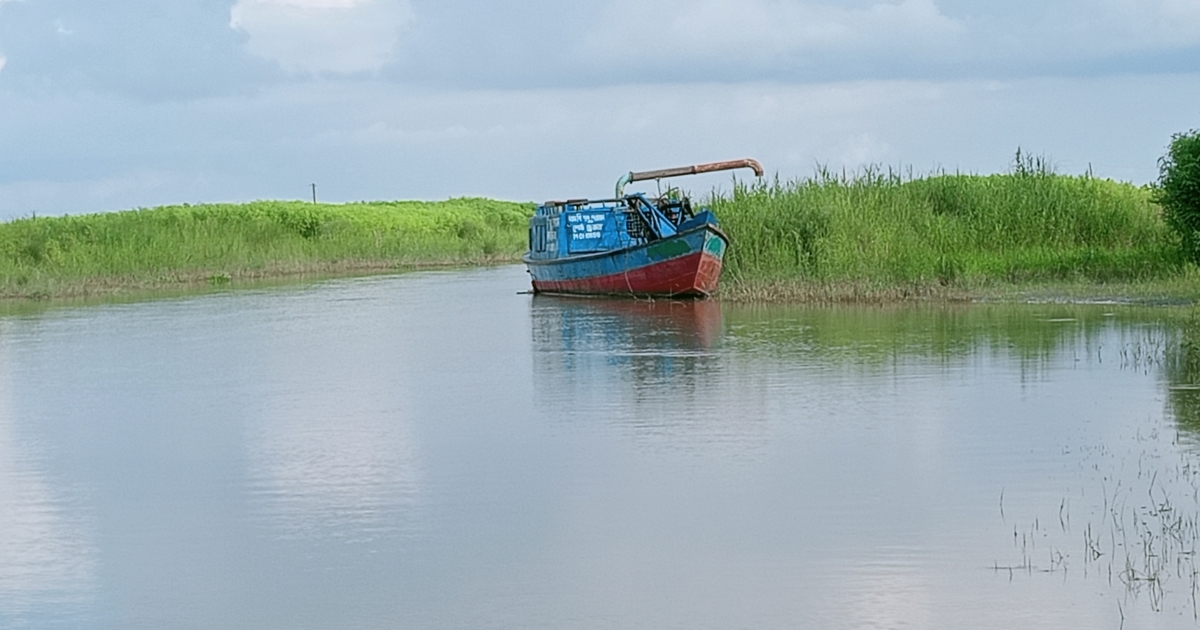 শরীয়তপুরের নড়িয়ায় নওপাড়ায় আশ্রয় প্রকল্পের পাশে অবৈধ বালু কাটছে ড্রেজার