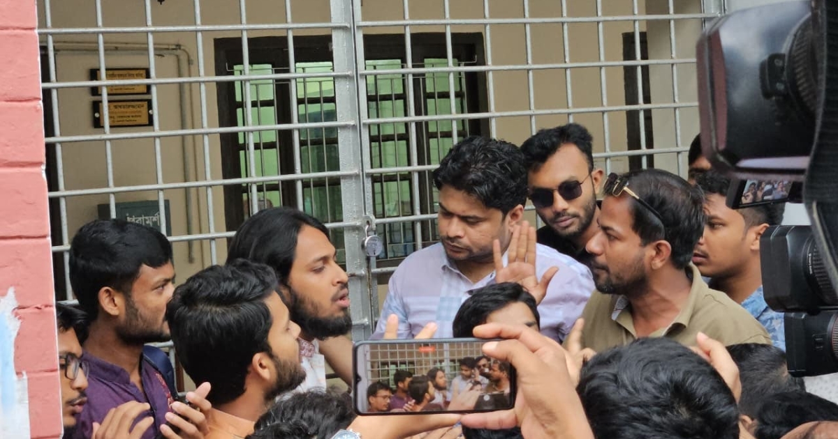 নির্বাচনি নথিপত্র ছিনিয়ে নিয়ে রাকসু কার্যালয়ে ছাত্রদলের তালা