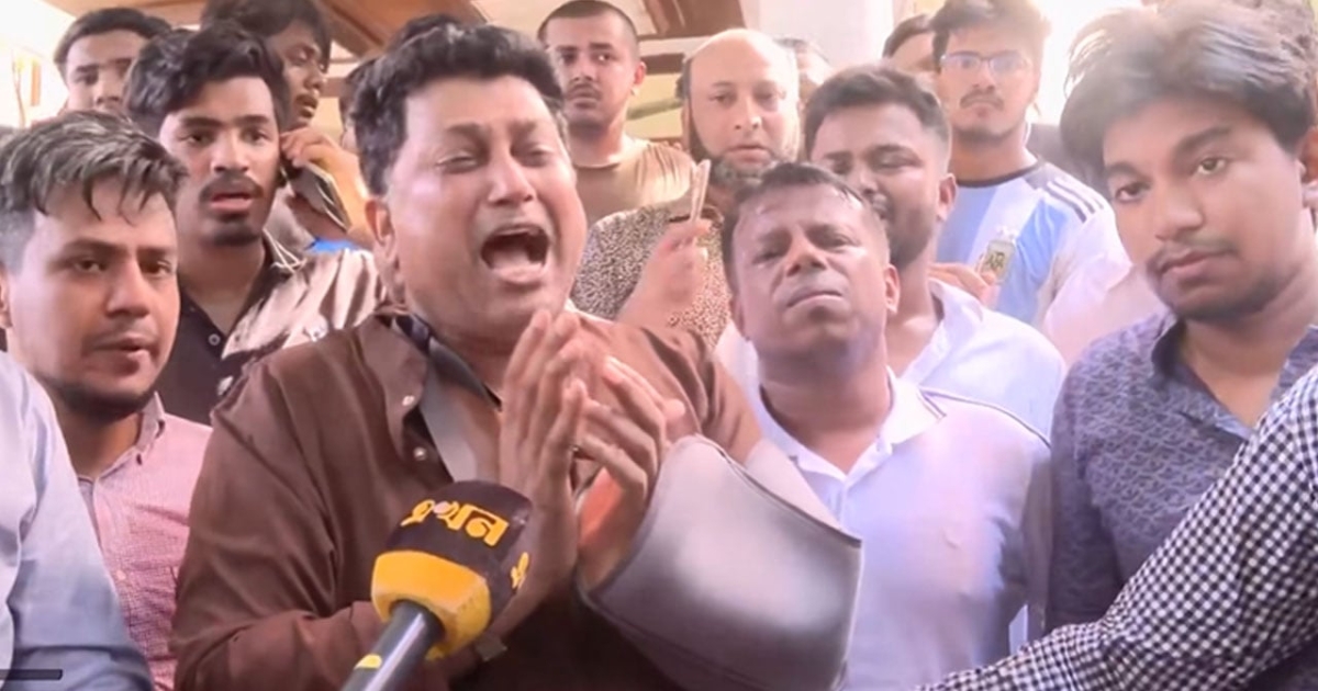 নিষিদ্ধ ছাত্রলীগ আমাদের শিক্ষার্থীদের দা দিয়ে কোপাচ্ছে ,তাদের হাতে রক্ত ঝরছে : উপ-উপাচার্য