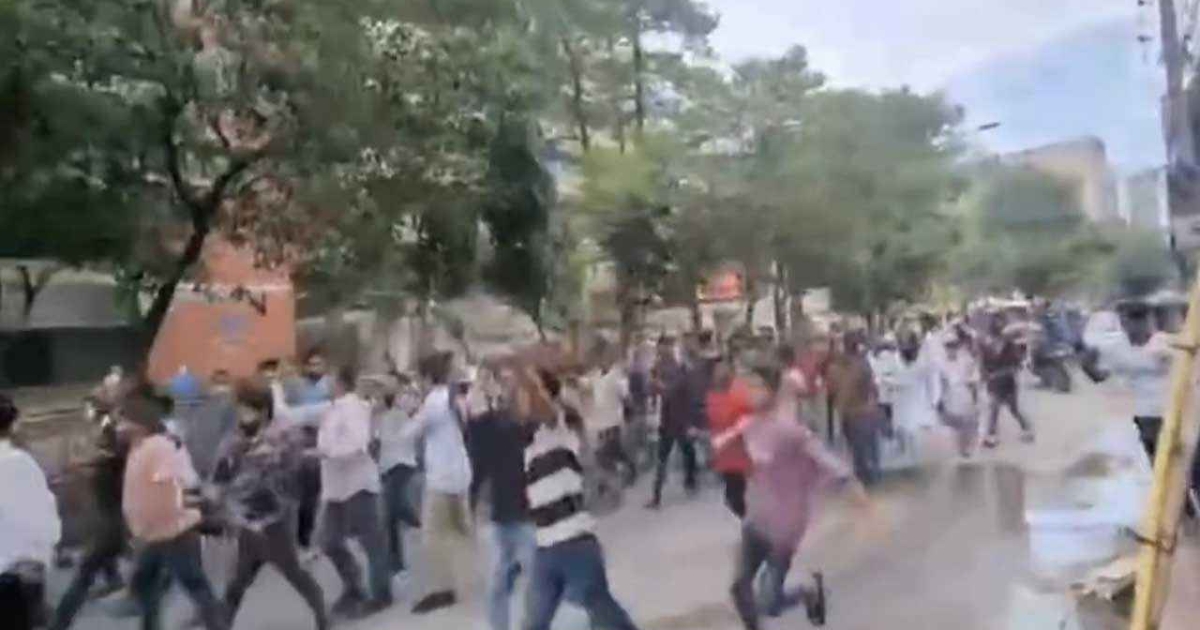 ধানমন্ডিতে আ.লীগের মিছিল, ককটেল বিস্ফোরণ