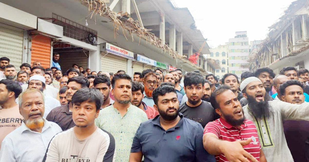 চাঁদা না দেওয়ায় দোকান বন্ধ, ব্যবসায়ীদের বিক্ষোভ,অভিযোগ বিএনপি নেতাকর্মীদের বিরুদ্ধে