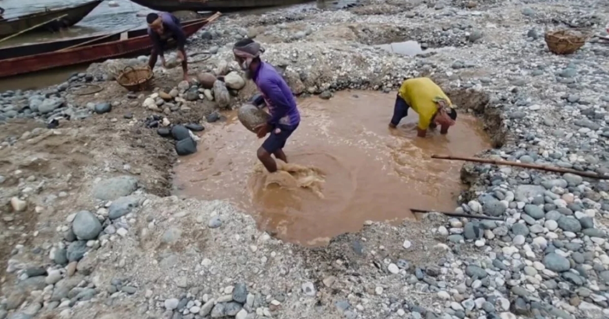 লুট হওয়া পাথর সাত দিনের মধ্যে আগের জায়গায় ফেলতে হাইকোর্টের নির্দেশ