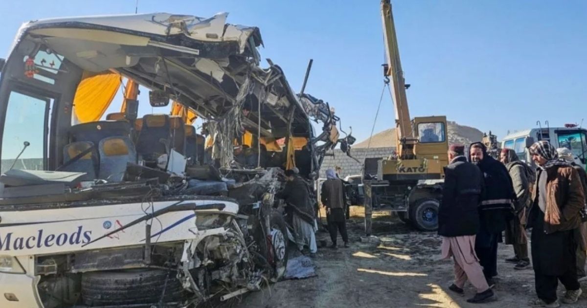 ইরান থেকে বিতাড়িত আফগানদের বাস দুর্ঘটনার কবলে, ১৭ শিশুসহ নিহত ৭১