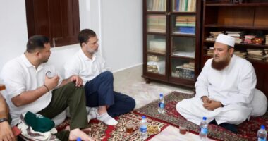 রাজীব গান্ধীর স্মৃতিবিজড়িত বিহারের আইকনিক মসজিদে রাহুল গান্ধী