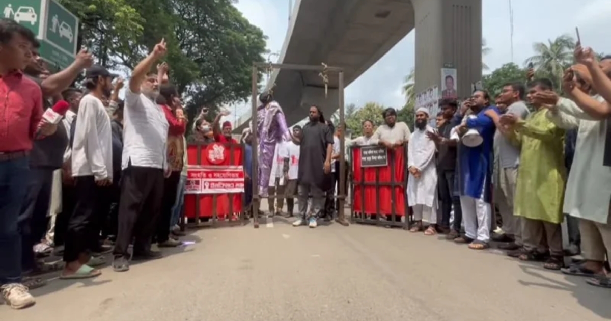 ‘জনতার আদালতে’ শেখ হাসিনার প্রতীকী ফাঁসি কার্যকর