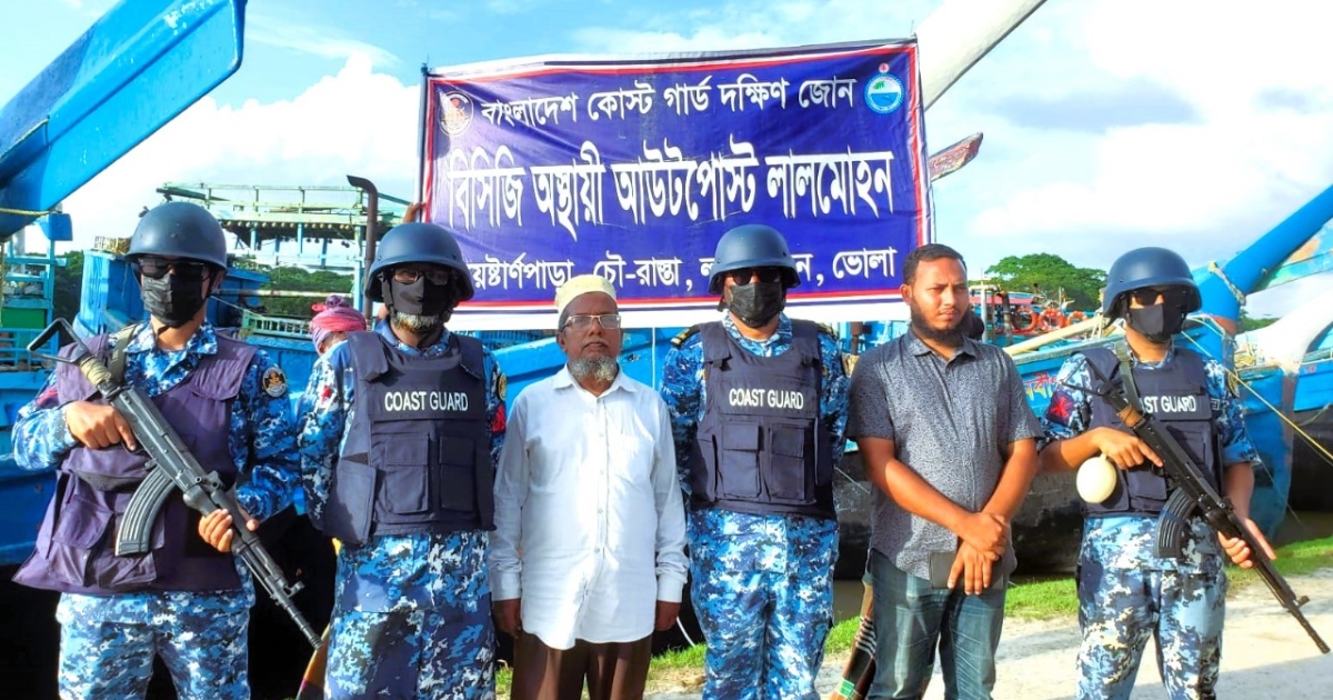 লালমোহনে কোস্ট গার্ডের অভিযানে ৭২ লাখ টাকার জাল-মাছ ও ৭ ট্রলিং বোট জব্দ