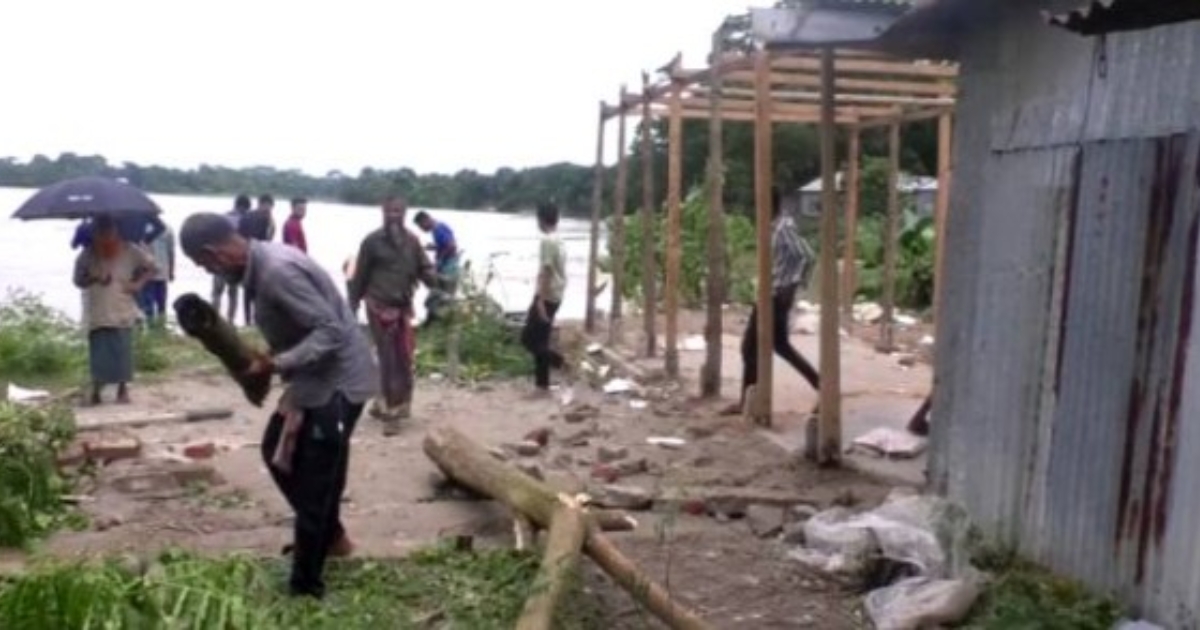 কাশিয়ানীর ভাটিয়াপাড়া বাজার সংলগ্ন মধুমতি নদীর বাঁধে তীব্র ভাঙ্গন ব্যবসায়ীরা আতঙ্কিত