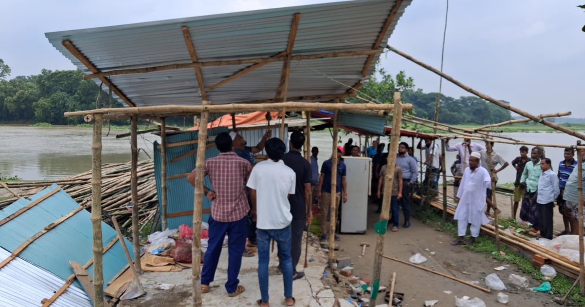 শীতলক্ষ্যার চর দখল করে অবৈধ দোকানপাট, উপজেলা প্রশাসনের উচ্ছেদ অভিযান