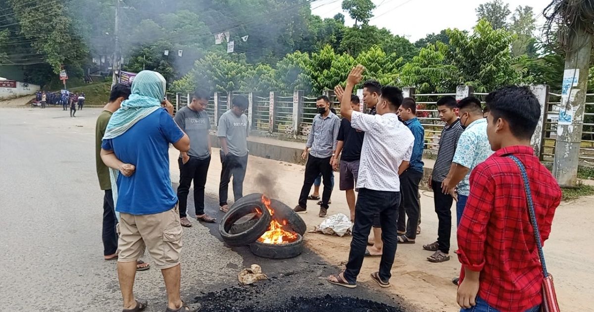 খাগড়াছড়িতে সড়ক অবরোধ, সাজেকে আটকা হাজারো পর্যটক