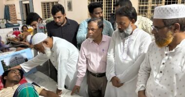 আহত চবি ছাত্রদের খোঁজ নিতে হাসপাতালে জামায়াত নেতারা