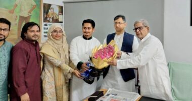 বিএনপির প্রতিষ্ঠাবার্ষিকীতে এনসিপির ফুলেল শুভেচ্ছা