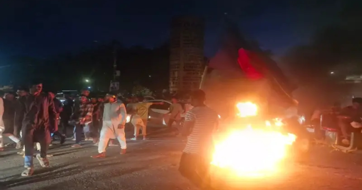 জাতীয় পার্টির প্রধান কার্যালয়ে অগ্নিকাণ্ড ও ভাঙচুর সহ ধ্বংসযজ্ঞ চালানো হচ্ছে