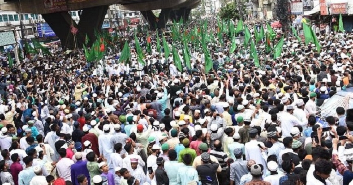 পবিত্র ঈদে মিলাদুন্নবী (সা.) উপলক্ষে রাজধানীতে জশনে জুলুছে লাখো মুসল্লির ঢল