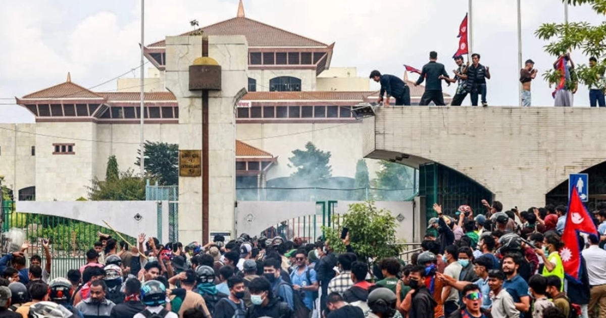 জেন জি বিক্ষোভে উত্তাল নেপাল, পার্লামেন্টে ঢুকে পড়েছে জনতা