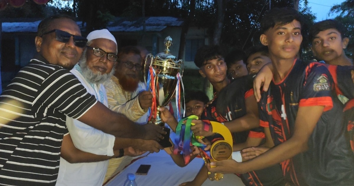 সিংগাইরে শিশুদের ফুটবল টুর্নামেন্টে চ্যাম্পিয়ন ভূমদক্ষিণ ফুটবল একাদশ