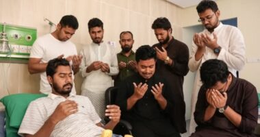 সাবেক ভিপি নুরকে হাসপাতালে দেখতে গেলেন ডাকসুর নবনির্বাচিত ভিপি সাদিক কায়েম