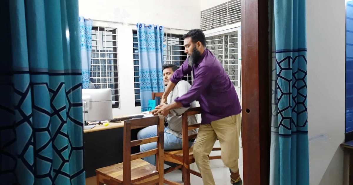 ঘুষ ও দালাল চক্রের ভিডিও ধারণের সময় সংবাদকর্মীর মোবাইল ছিনিয়ে নিলেন উপ-সহকারী ভূমি কর্মকর্তা