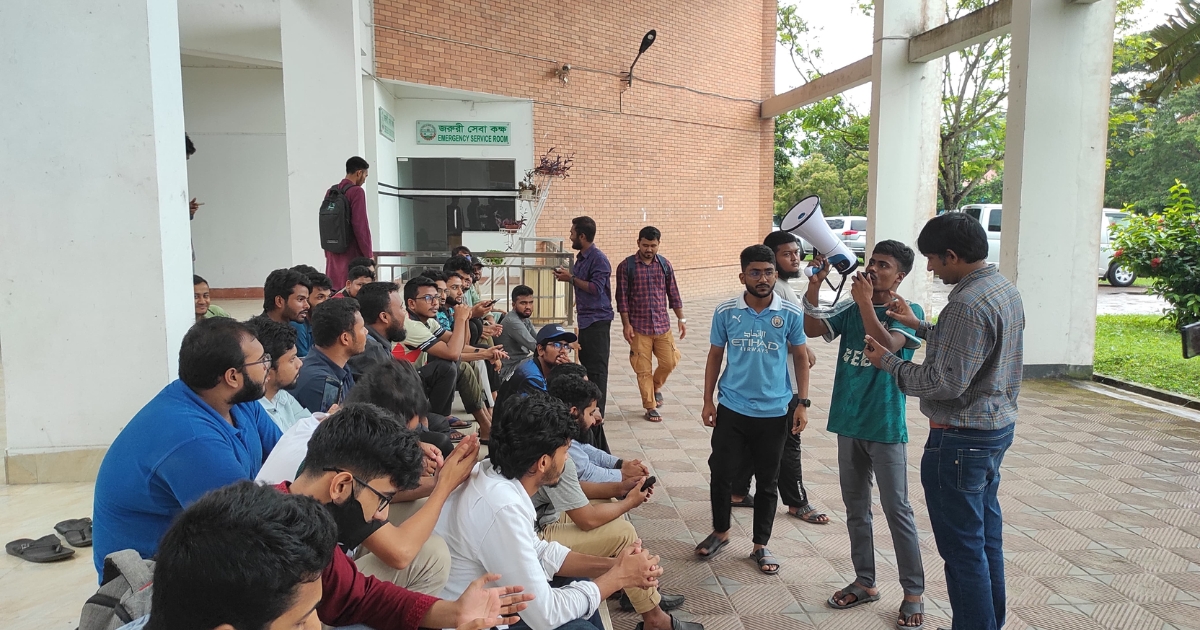 ৯ দফা দাবীতে অবস্থান কর্মসূচি চলছে যবিপ্রবি শিক্ষার্থীদের