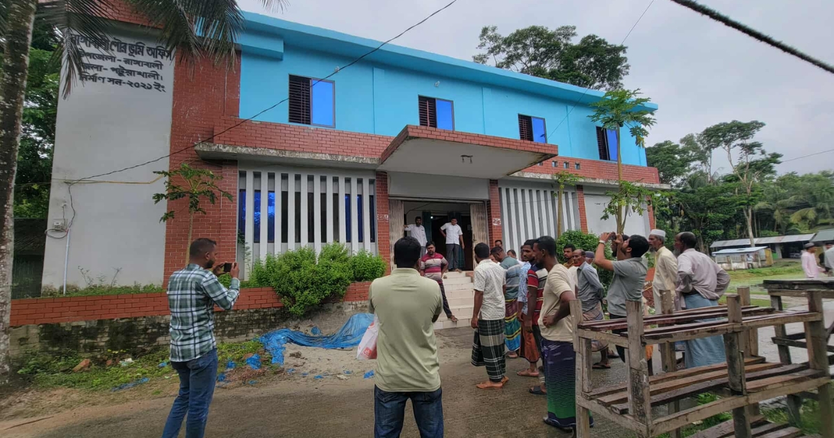 ঘুষের টাকা ফেরত নেওয়ার জন্য অবরুদ্ধ ভূমি কর্মকর্তা