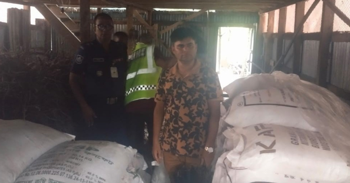 আমতলীতে নারী ইউপি সদস্যের ঘর থেকে ৬৪ বস্তা অবৈধ সার জব্দ