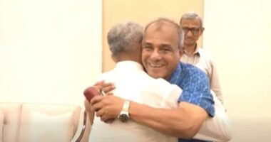 লুৎফুজ্জামান বাবরকে দেখে উঠে দাঁড়িয়ে ‘স্যার স্যার’ করে জড়িয়ে ধরলেন স্বরাষ্ট্র উপদেষ্টা