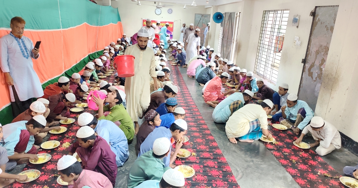 সেনবাগের ৭৫ বছরের ঐতিহ্যবাহী মাদ্রাসায় প্রবাসী কল্যাণ সংস্থার বিশেষ খাবারের আয়োজন