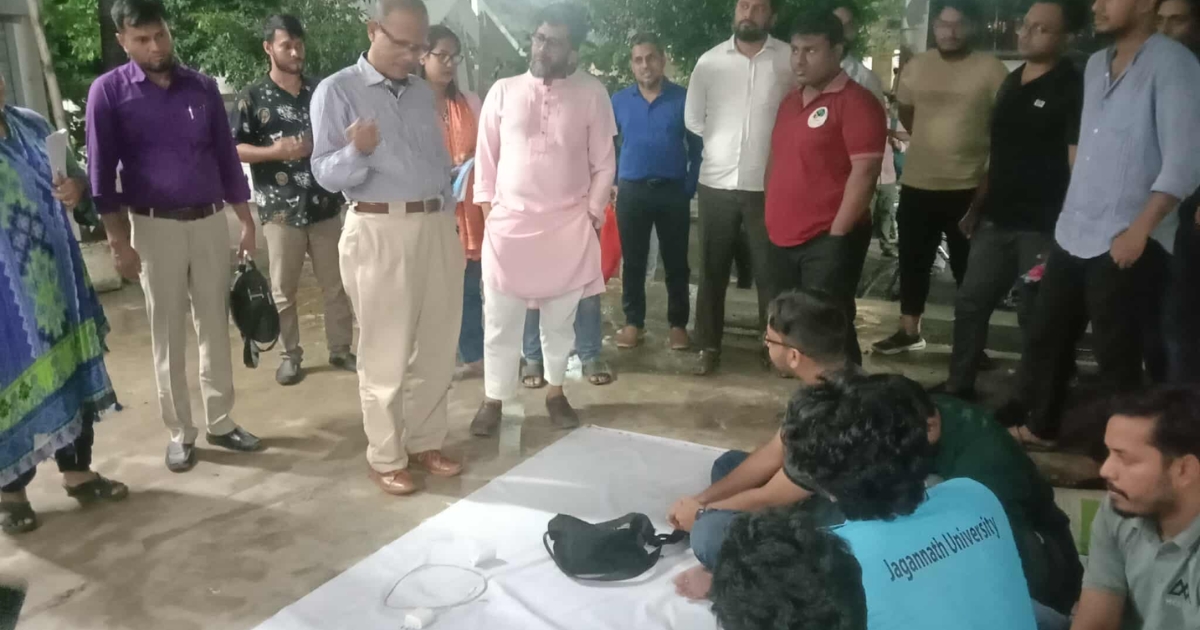 জকসু নির্বাচন ডিসেম্বরের মধ্যেই হবে : অনশনকারীদের আশ্বাস জবি উপাচার্যের