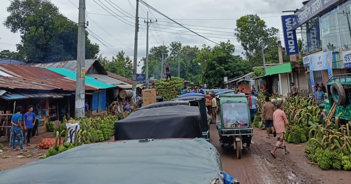 রাস্তা দখল করে কলার গাড়ি লোড, যানজটে অতিষ্ঠ সাধারণ জনগণ