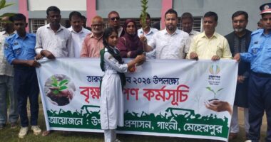 গাংনীতে শিক্ষার্থীদের মাঝে গাছের চারা বিতরণ