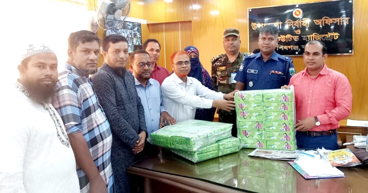 শিবগঞ্জে কিশোরীদের স্বাস্থ্য সচেতনতা বাড়াতে প্রগতি সংস্থার স্যানিটারি ন্যাপকিন বিতরণ