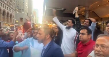 হেনস্তার শিকার হওয়ার পর পাল্টা শ্লোগানে নিউইয়র্ক কাঁপালেন আখতার