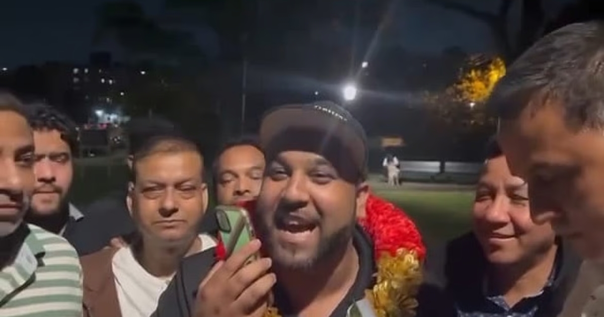 নিউইয়র্কের সেই আওয়ামী কর্মীকে হাসিনার বাহাবা, এভাবেই আক্রমণ করতে হবে