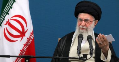 যুক্তরাষ্ট্রের সঙ্গে চুক্তি করা অসম্ভব, তারা প্রতিশ্রুতি ভঙ্গ করে : খামেনি