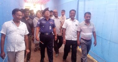 রাজশাহীতে বিভিন্ন পূজা মণ্ডপ পরিদর্শন ডিআইজি'র