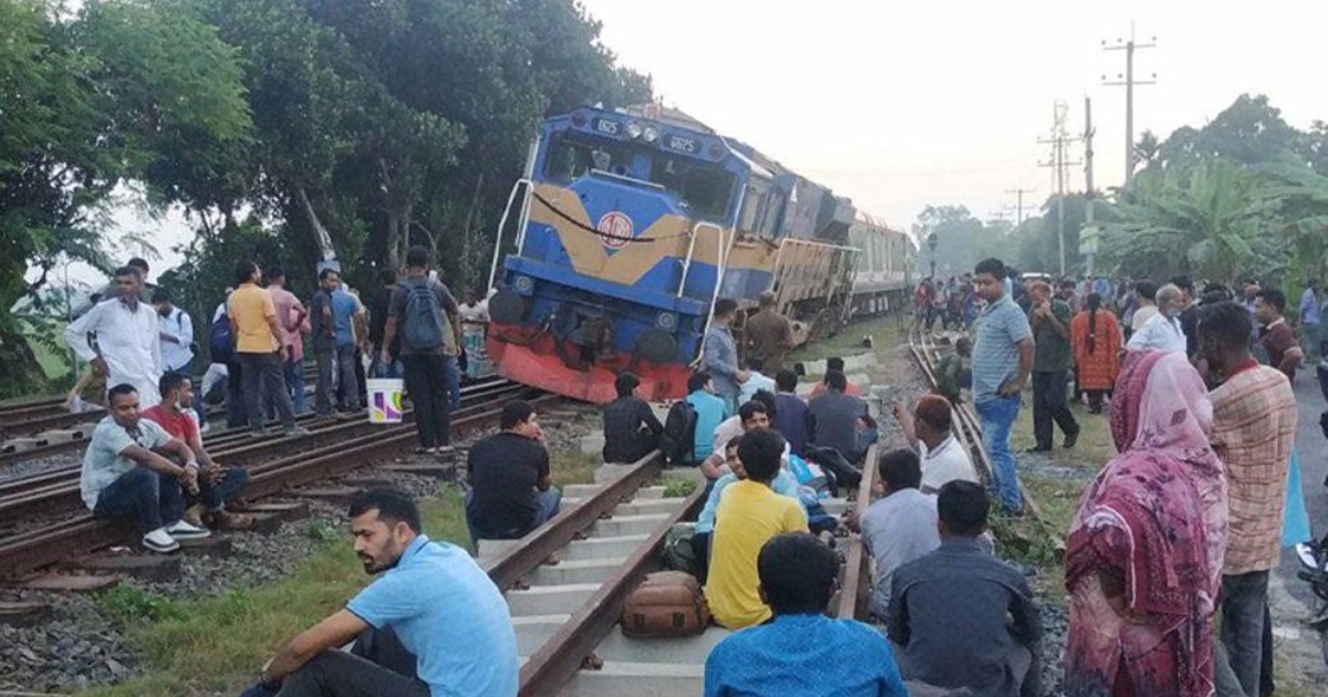 পাবনায় ট্রেনের বগি লাইনচ্যুত, ঢাকার সঙ্গে উত্তরবঙ্গের রেল যোগাযোগ বন্ধ