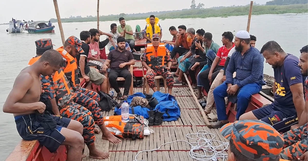 মেঘনায় বাল্কহেডের ধাক্কায় ট্রলারডুবি, জেলে নিখোঁজ
