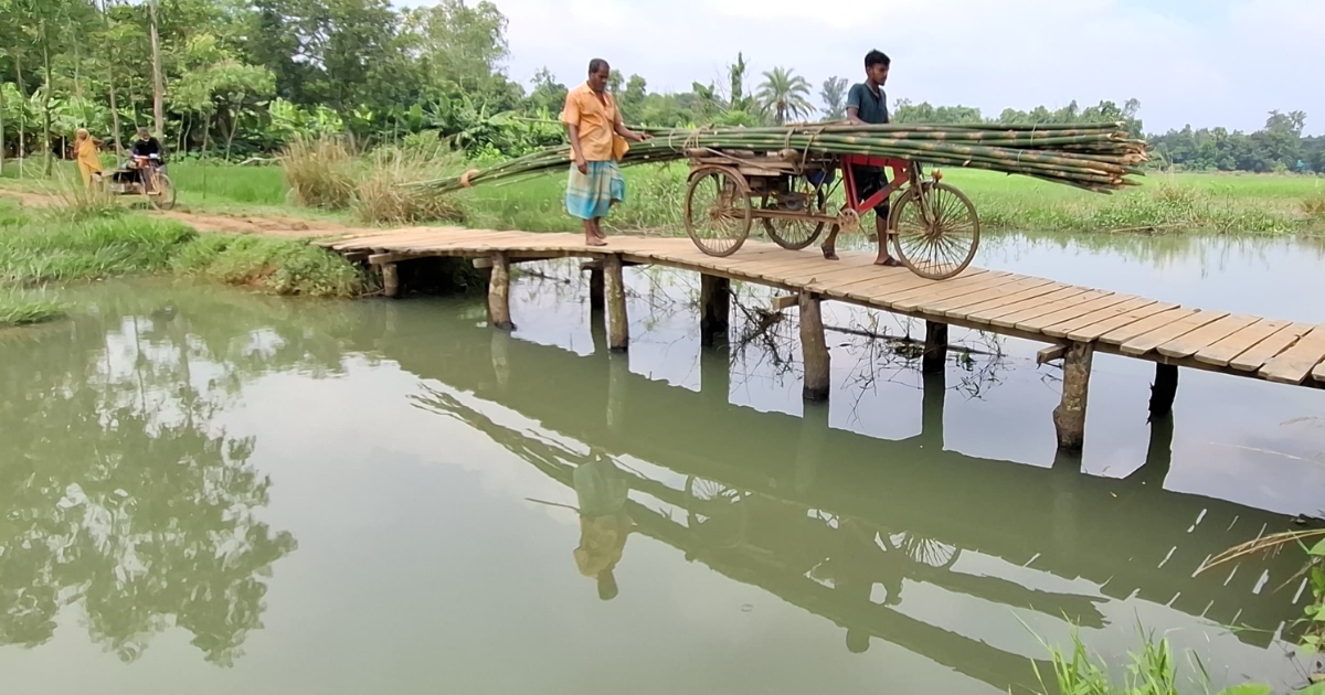 সখীপুরে ঝুঁকিপূর্ণ কাঠের সাঁকো দিয়ে পারাপার, স্থায়ী সেতু নির্মাণের দাবি এলাকাবাসীর